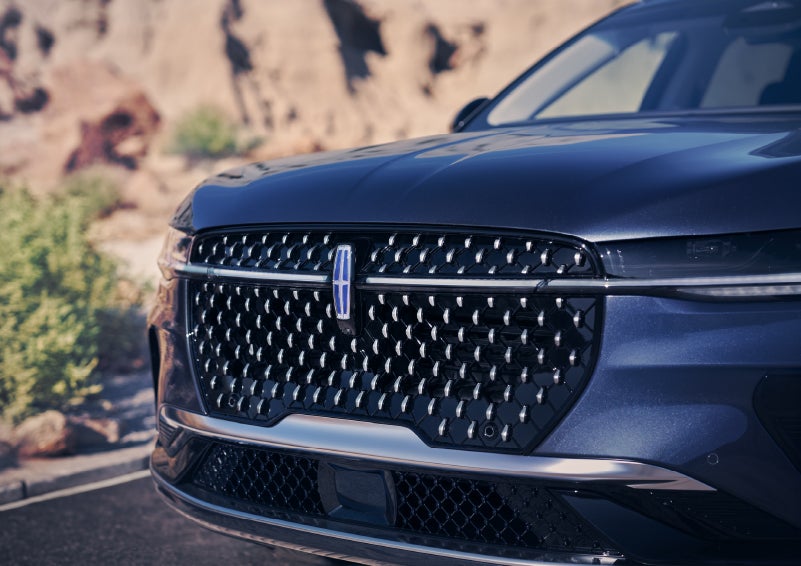 The stylish grille of a 2024 Lincoln Nautilus® SUV sparkles in the sunlight. | Holmes Tuttle Lincoln in Tucson AZ