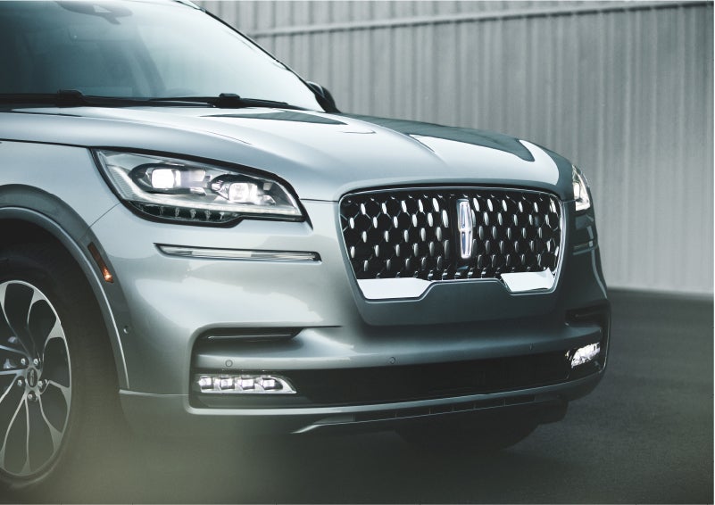 The available adaptive pixel LED headlamps of the 2023 Lincoln Aviator® SUV activated | Holmes Tuttle Lincoln in Tucson AZ