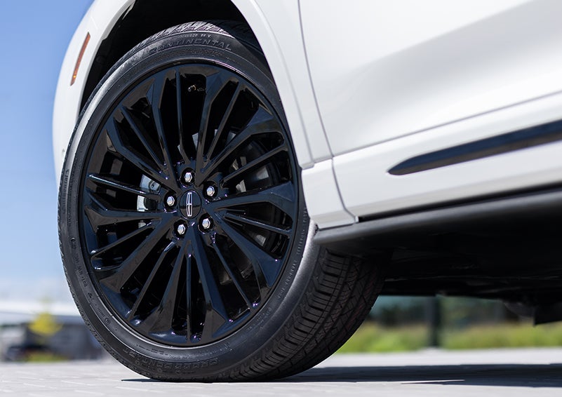 The stylish blacked-out 20-inch wheels from the available Jet Appearance Package are shown. | Holmes Tuttle Lincoln in Tucson AZ