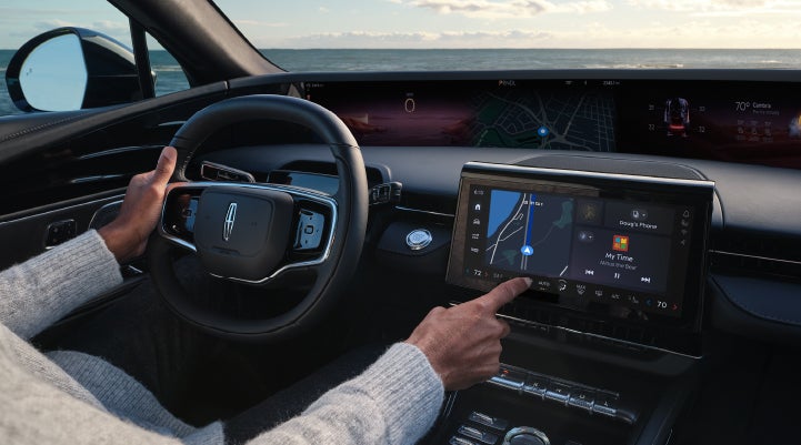 The driver of a 2024 Lincoln Nautilus® SUV interacts with the new Lincoln Digital Experience. | Holmes Tuttle Lincoln in Tucson AZ
